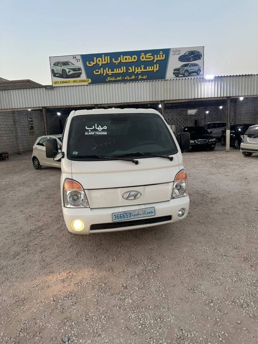 معرض شركة مهاب الأولى لاستيراد وسائل النقل في مدينة زليتن