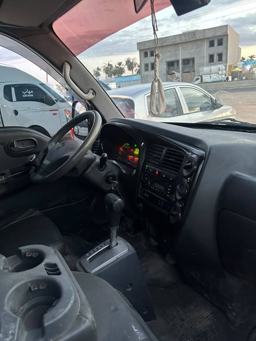 كابينة شاحنة بتجهيز داخلي عملي